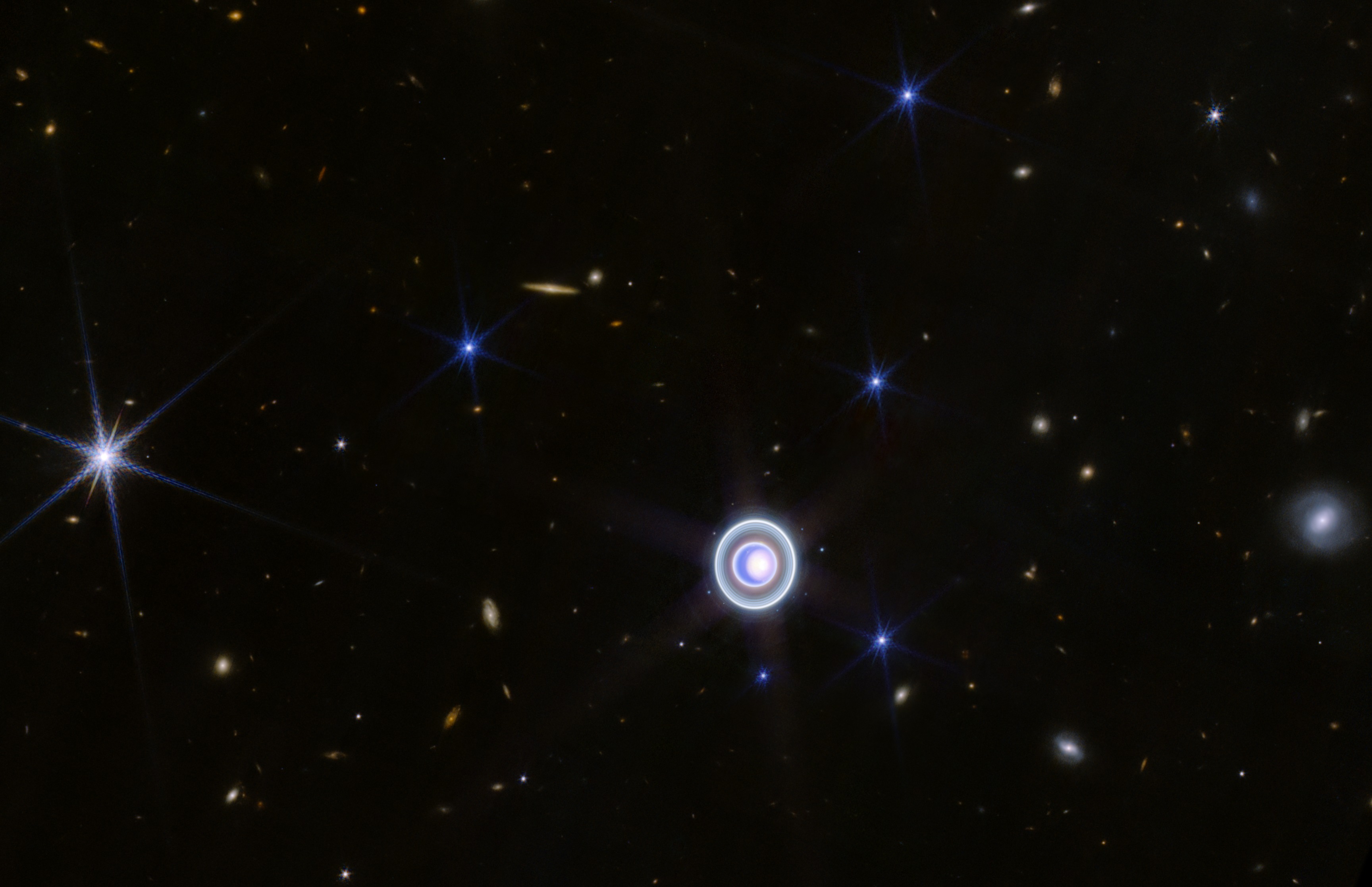 Uranus, Wide Field View — MacBook 16"
